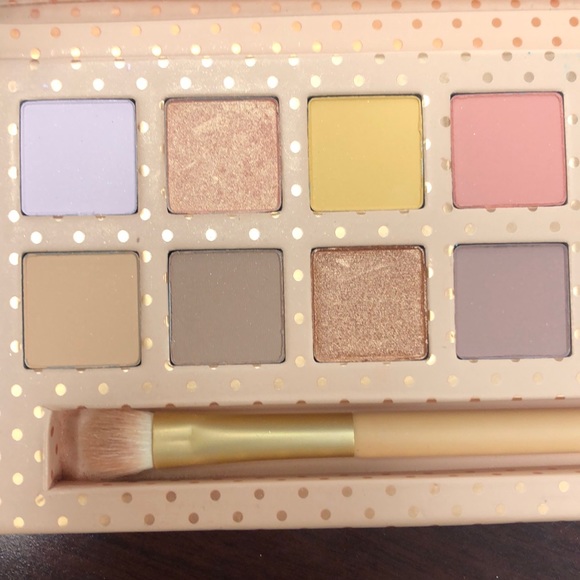 Kylie Cosmetics - Picture 3 of 4